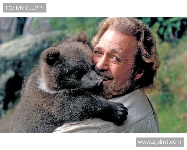 《灰熊生态与行为研究：探讨灰熊在自然界中的生存智慧与保护现状》